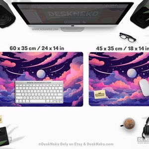 Pu&ograve; includere: Due tappetini per scrivania rettangolari con un design da cielo notturno sognante. Il tappetino pi&ugrave; grande misura 60 x 35 cm, e il pi&ugrave; piccolo 45 x 35 cm. Entrambi i tappetini presentano una tastiera e un mouse, con l'indirizzo del sito web www.deskneko.com.
