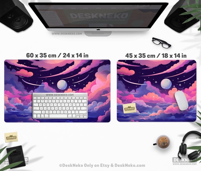 Pu&ograve; includere: Due tappetini per scrivania rettangolari con un design da cielo notturno sognante. Il tappetino pi&ugrave; grande misura 60 x 35 cm, e il pi&ugrave; piccolo 45 x 35 cm. Entrambi i tappetini presentano una tastiera e un mouse, con l'indirizzo del sito web www.deskneko.com.