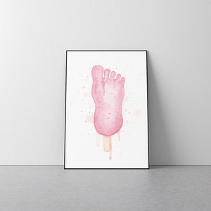 Puede incluir: Una pintura de acuarela de una paleta de helado en forma de pie rosa con un palo y pintura rosa y amarilla goteando.