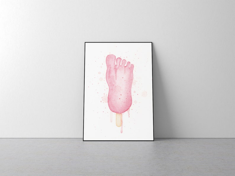 Puede incluir: Una pintura de acuarela de una paleta de helado en forma de pie rosa con un palo y pintura rosa y amarilla goteando.