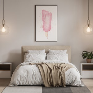 Puede incluir: Un interior de dormitorio con una cama blanca, una manta marr&oacute;n y dos mesitas de noche blancas. Un cuadro de acuarela enmarcado de una paleta de helado en forma de pie rosa cuelga de la pared sobre la cama. Dos l&aacute;mparas colgantes de globo de vidrio transparente cuelgan del techo.