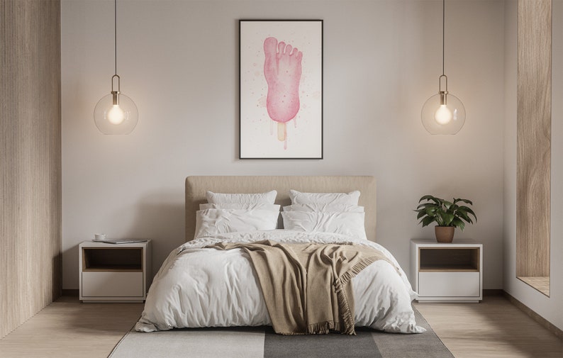 Puede incluir: Un interior de dormitorio con una cama blanca, una manta marr&oacute;n y dos mesitas de noche blancas. Un cuadro de acuarela enmarcado de una paleta de helado en forma de pie rosa cuelga de la pared sobre la cama. Dos l&aacute;mparas colgantes de globo de vidrio transparente cuelgan del techo.