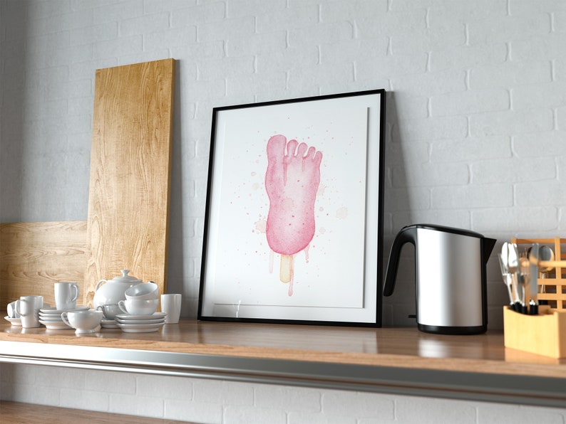 Puede incluir: Una pintura al agua enmarcada de una paleta de hielo rosa en forma de pie con gotas de helado rosa derretido. La pintura est&aacute; sobre un fondo blanco con algunas salpicaduras de pintura rosa.