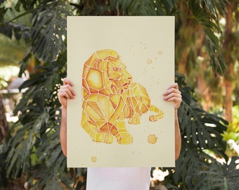 Puede incluir: Una ilustración geométrica de un león en tonos amarillos y naranjas. El león está representado en posición sentada con la cabeza girada hacia un lado. El fondo es de color beige claro con motas sutiles.