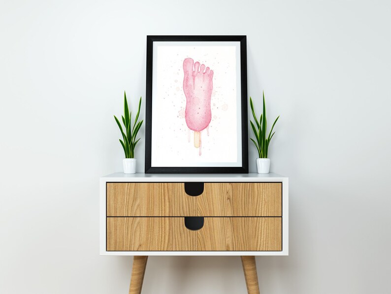 Puede incluir: Una pintura de acuarela de una paleta de hielo rosa en forma de pie en un palo, goteando helado rosa derretido. El fondo es blanco con un sutil efecto de acuarela.