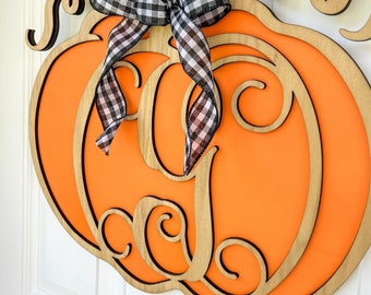 Corona de otoño de madera personalizada para puerta de otoño, colgante de calabaza con inicial de apellido, decoración de puerta de otoño, colgante de puerta de Halloween