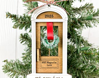 Adorno personalizado para nuestro nuevo hogar, adorno para la primera Navidad en un nuevo hogar con dirección y año, adorno de madera personalizado para casa nueva con corona