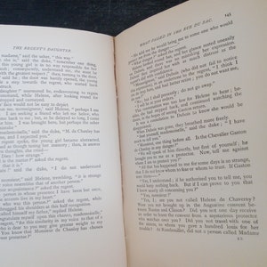 Puede incluir: Libro abierto con texto sobre papel envejecido. Las p&aacute;ginas est&aacute;n ligeramente amarillentas, con texto en una fuente serif cl&aacute;sica. El libro est&aacute; abierto en dos p&aacute;ginas enfrentadas, con el texto llenando el espacio. Probablemente una edici&oacute;n vintage de una novela o texto hist&oacute;rico.