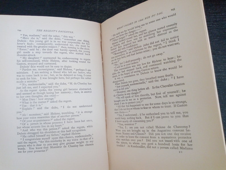 Puede incluir: Libro abierto con texto sobre papel envejecido. Las p&aacute;ginas est&aacute;n ligeramente amarillentas, con texto en una fuente serif cl&aacute;sica. El libro est&aacute; abierto en dos p&aacute;ginas enfrentadas, con el texto llenando el espacio. Probablemente una edici&oacute;n vintage de una novela o texto hist&oacute;rico.