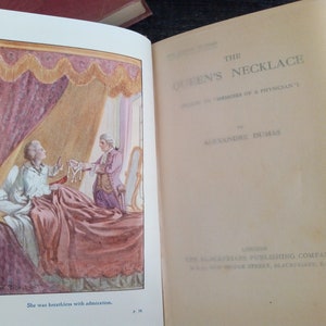 Puede incluir: Libro abierto con una ilustraci&oacute;n de "El collar de la reina" de Alexandre Dumas. La imagen muestra dos figuras, una en la cama y otra sosteniendo un collar. El t&iacute;tulo y el nombre del autor son visibles en la p&aacute;gina.