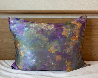 Funda de almohada NARNIA de seda de morera con estampado tie-dye y cremallera oculta / Verde, morado y dorado