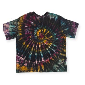 Camiseta REVERSE Ice Dyed Tamanho GG - 2GG | Camiseta com estampa de arco-íris espiral + tie-dye preto branqueado | Camisa Tocayo