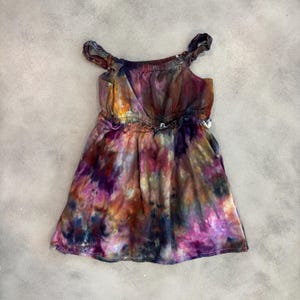 NILOU Kleinkind Batik Sommer Kleidchen | Handgefärbtes Rüschenbesatz-Sonnenkleid 2T - 6T | Lila Rot Gold Blau Regenbogen
