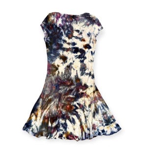 Pode incluir: Vestido tie-dye com decote redondo e mangas curtas. O vestido tem uma saia rodada. O tecido &eacute; estampado com cores branco, azul marinho, bord&ocirc; e roxo. &Eacute; uma pe&ccedil;a casual e feminina.