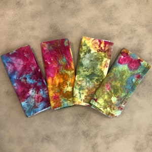STIMMUNGSRING 4er Set X Ice Tie Dye Regenbogen Servietten | Tischwäsche aus Baumwolle