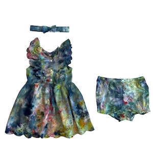 2T BONDI Baby Mädchen Batik 3 teiliges Set | Rüschen besticktes Kleid + Schleifenstirnband + Pumphose | Eis gefärbt Sommer Kleinkind Sommerkleid Regenbogen Blau