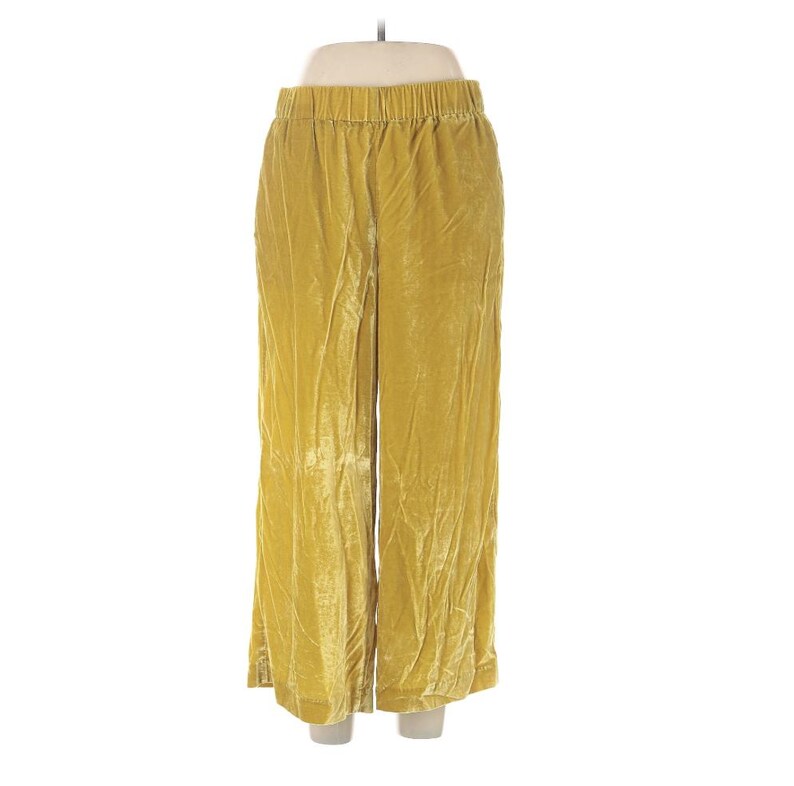 K&ouml;nnte beinhalten: Senfgelbe Samthose mit weitem Bein. Die Hose hat einen elastischen Bund und ein weiches, strukturiertes Aussehen. Der Stoff hat einen leichten Glanz, der ihm ein luxuri&ouml;ses Aussehen verleiht. Diese Hose ist eine stilvolle Erg&auml;nzung f&uuml;r jede Garderobe.