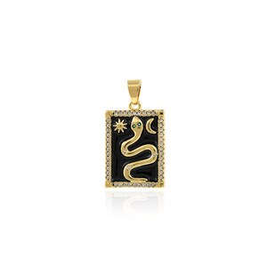 Op de afbeelding: Gouden ketting met hanger met een rechthoekige hanger van zwart emaille met een gouden slang met groene ogen, een ster en een halve maan. De hanger is omgeven door heldere strass steentjes.