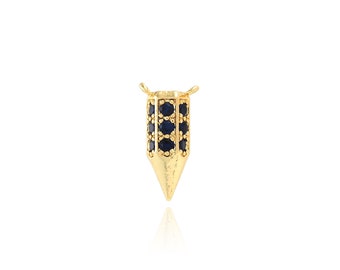 Può includere: Ciondolo in oro con punta a punta e design geometrico. Il ciondolo è adornato con piccole pietre preziose blu scuro.
