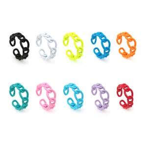 Puede incluir: Diez anillos de cadena ajustables en varios colores, incluyendo negro, blanco, amarillo, azul, rosa, turquesa, morado y rojo. Los anillos están hechos de un diseño de cadena gruesa y robusta.