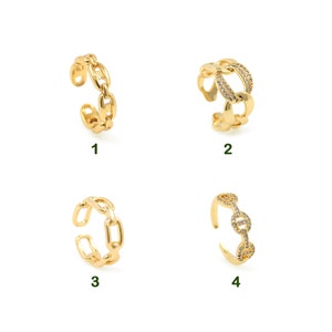 Puede incluir: Cuatro anillos de cadena de oro. El primer anillo es un diseño simple de eslabón de cadena. El segundo anillo tiene un diseño de eslabón de cadena con pequeños diamantes de imitación transparentes. El tercer anillo es un diseño simple de eslabón de cadena. El cuarto anillo tiene un diseño de eslabón de cadena con pequeños diamantes de imitación transparentes.