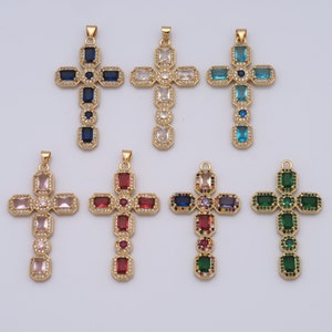 Puede incluir: Siete colgantes de cruz de tono dorado con gemas de colores diferentes. Las cruces están adornadas con gemas transparentes más pequeñas.