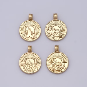 Könnte beinhalten: Vier goldfarbene Metall-Anhänger mit verschiedenen Designs. Jeder Anhänger zeigt eine Sonne mit Strahlen und ein anderes Element: Feuer, Wolken, einen Berg und Wellen.