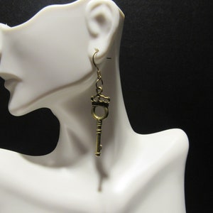The king key earring