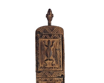 Scatola per medicinali Dogon in legno intagliato con motivi antropomorfi e zoomorfi (Mali, Africa occidentale)