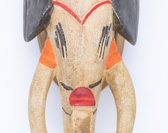 Decorazione murale in legno dipinto raffigurante una testa di elefante