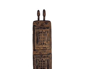 Scatola per medicinali Dogon in legno intagliato con motivi antropomorfi e zoomorfi (Mali, Africa occidentale)