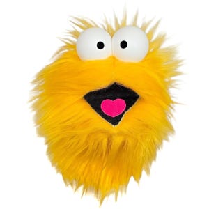 Puede incluir: Un títere de peluche amarillo cubierto de piel sintética larga y desgreñada. Presenta dos ojos grandes, redondos y blancos con pupilas negras en la parte superior. El títere tiene una boca negra abierta y ancha con una pequeña lengua rosa en forma de corazón.