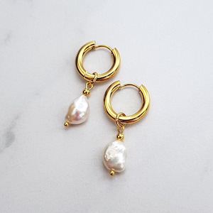 Huggie Hoop earrings, Pearl Hoop earrings, Baroque pearl earrings, Thick Hoop earrings, medium gold Hoop earrings with Pearl bead charm