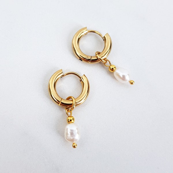 Mini pearl hoops, Huggie hoop earrings, Mini hoop earrings with charm, Baroque pearl hoop earrings, Small pearl charm, Dainty pearl earrings