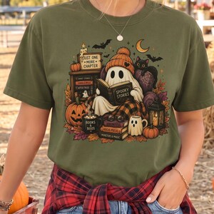 Camiseta de Halloween para amantes de los libros, camiseta de lector espeluznante, camiseta de Halloween para amantes de los libros, camiseta de fantasmas leyendo, camiseta "Solo un capítulo más"