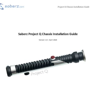 Puede incluir: Un sable de luz negro y plateado con un botón rojo y el texto "Project Q" en el lateral. El sable de luz es un accesorio para una película o programa de televisión de ciencia ficción.
