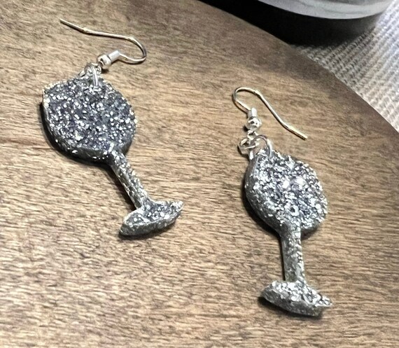 Boucles D'oreilles Verre De Vin Rouge Avec Bonnet De Noël ! - Neuves Avec étiquettes, Couleur Rouge