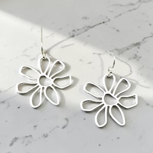 Silver Daisy Dangle Earrings, Floral Jewelry for spring and summer