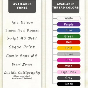 Pu&ograve; includere: Un grafico che mostra i font e i colori del filo disponibili per il ricamo. I font includono Arial Narrow, Times New Roman, Script MT Bold, Segoe Print, Comic Sans MS, Brush Script e Lucida Calligraphy. I colori del filo includono bianco, viola, blu, verde, rosso, oro, argento, rosa, vino, rosa chiaro, grigio e nero.