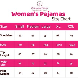 Pu&ograve; includere: Tabella delle taglie per pigiami da donna con misure in pollici per spalle, busto, lunghezza della parte superiore, vita e lunghezza dei pantaloni. Le taglie includono piccola, media, grande, XL e XXL.
