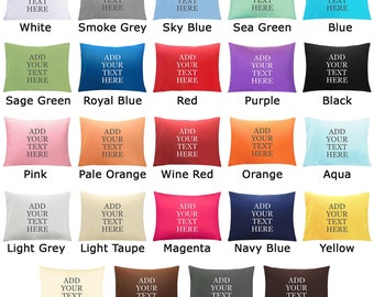 Può includere: Una collezione di 18 federe per cuscini in vari colori, tra cui bianco, grigio fumo, azzurro cielo, verde mare, blu, verde salvia, blu reale, rosso, viola, nero, rosa, arancio pallido, rosso vino, arancio, acqua, grigio chiaro, beige chiaro, magenta, blu navy, giallo, avorio, marrone, grigio scuro e marrone scuro. Ogni federa per cuscino ha il testo "ADD YOUR TEXT HERE" stampato su di essa.