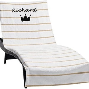 Puede incluir: Toalla de silla de playa a rayas blancas y beige con el nombre "Richard" y una corona negra bordada.