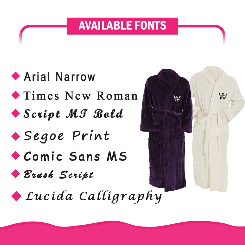 Pode incluir: Duas batas de felpa, uma roxa e outra branca, com um grande monograma "W" bordado na frente. A imagem inclui uma lista de fontes dispon&iacute;veis para personaliza&ccedil;&atilde;o: Arial Narrow, Times New Roman, Script MT Bold, Segoe Print, Comic Sans MS, Brush Script e Lucida Calligraphy.