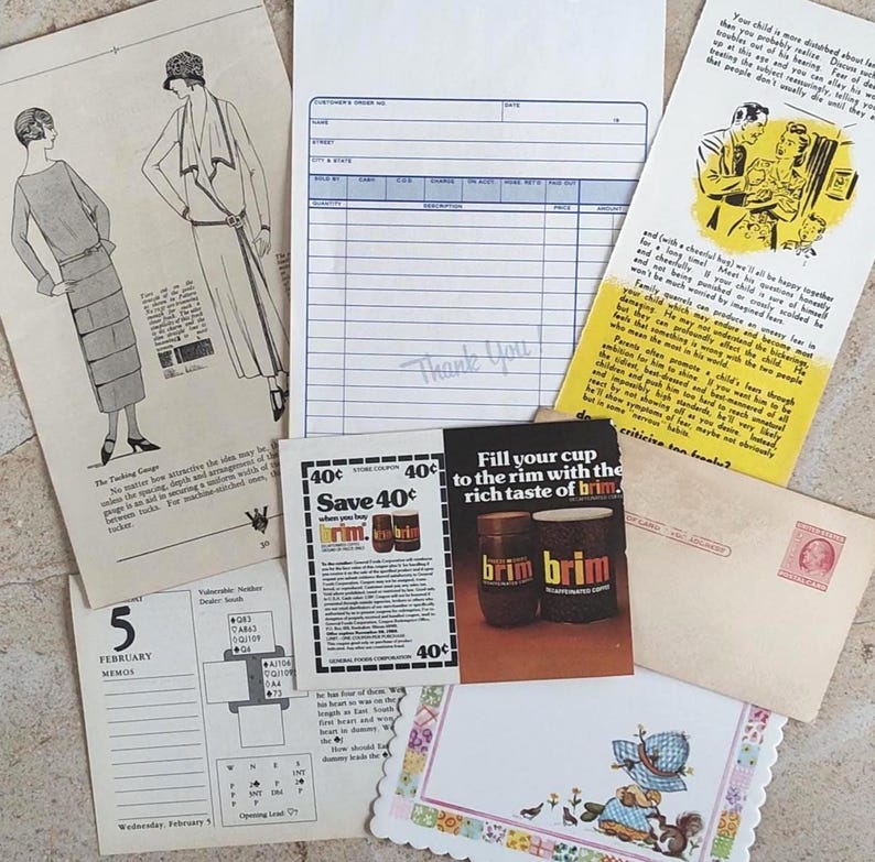 Puede incluir: Una colecci&oacute;n de ef&iacute;meras vintage, que incluye ilustraciones de moda, un formulario de pedido de cliente, una p&aacute;gina de calendario y anuncios de caf&eacute; descafeinado Brim. Los art&iacute;culos est&aacute;n dispuestos sobre una superficie clara.