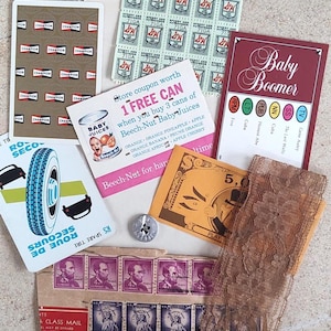 Puede incluir: Una colecci&oacute;n de ef&iacute;meras vintage que incluye sellos, cupones y tarjetas. Los art&iacute;culos presentan varios dise&ntilde;os, como un neum&aacute;tico, un anuncio de comida para beb&eacute;s y una tarjeta con el texto "Baby Boomer". La paleta de colores incluye marr&oacute;n, naranja y verde.