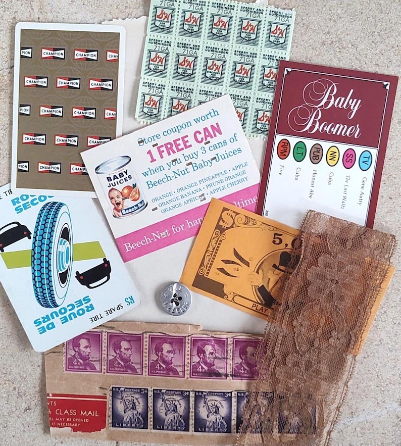 Puede incluir: Una colecci&oacute;n de ef&iacute;meras vintage que incluye sellos, cupones y tarjetas. Los art&iacute;culos presentan varios dise&ntilde;os, como un neum&aacute;tico, un anuncio de comida para beb&eacute;s y una tarjeta con el texto "Baby Boomer". La paleta de colores incluye marr&oacute;n, naranja y verde.