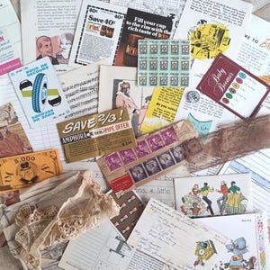 Puede incluir: Una colecci&oacute;n de ef&iacute;meras vintage, que incluye anuncios, sellos y notas manuscritas. Los art&iacute;culos presentan varios colores y dise&ntilde;os, con textos como "Save 2/3!" y "Baby Boomer". El surtido sugiere un tema de nostalgia y documentos hist&oacute;ricos.