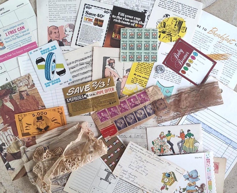 Puede incluir: Una colecci&oacute;n de ef&iacute;meras vintage, que incluye anuncios, sellos y notas manuscritas. Los art&iacute;culos presentan varios colores y dise&ntilde;os, con textos como "Save 2/3!" y "Baby Boomer". El surtido sugiere un tema de nostalgia y documentos hist&oacute;ricos.