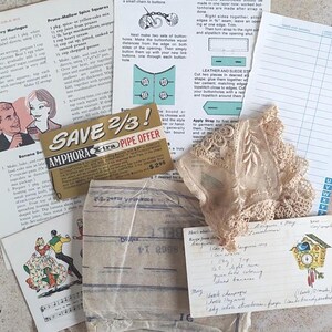 Puede incluir: Una colecci&oacute;n de objetos ef&iacute;meros antiguos, que incluyen tarjetas de recetas, instrucciones de costura y un cup&oacute;n. Los art&iacute;culos est&aacute;n dispuestos sobre una superficie clara, con un tapete de encaje y una peque&ntilde;a ilustraci&oacute;n de reloj.