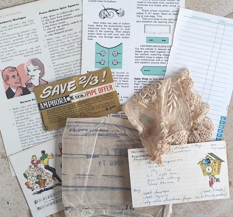 Puede incluir: Una colecci&oacute;n de objetos ef&iacute;meros antiguos, que incluyen tarjetas de recetas, instrucciones de costura y un cup&oacute;n. Los art&iacute;culos est&aacute;n dispuestos sobre una superficie clara, con un tapete de encaje y una peque&ntilde;a ilustraci&oacute;n de reloj.